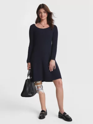 Vestido curto canelado com modelagem evasê e ajuste adaptável