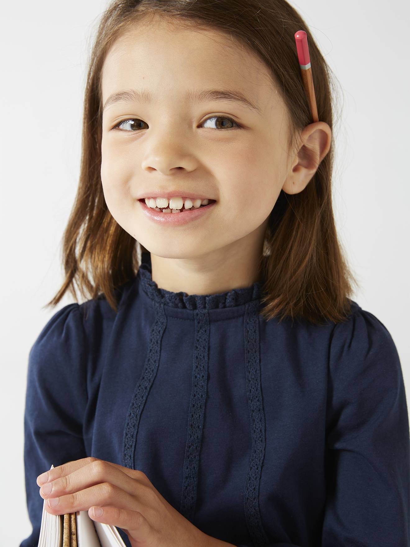 Blusa lisa verde-clara estilo camiseta com detalhes em macramê para meninas