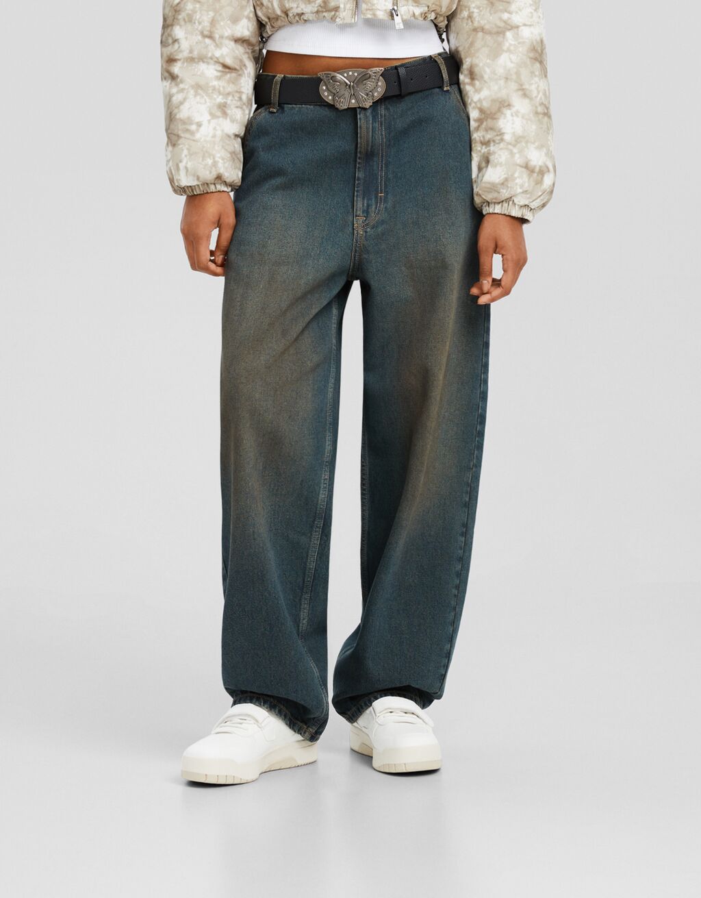 calça jeans estilo skater com efeito desbotado