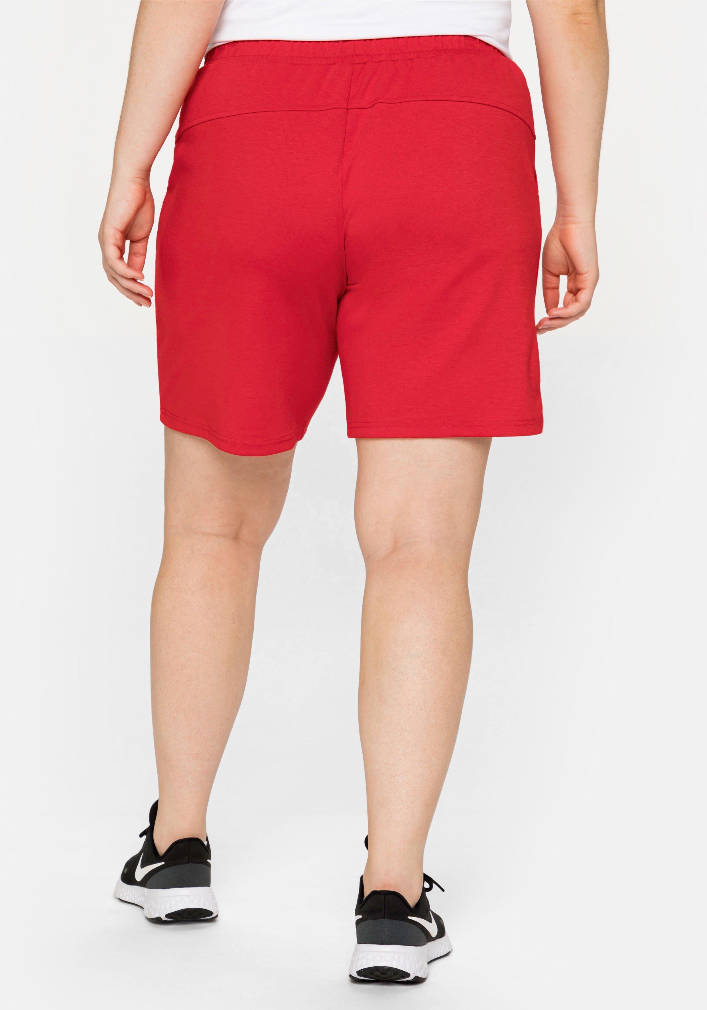 Bermudas aus Funktionsmaterial, mit kleinem Print