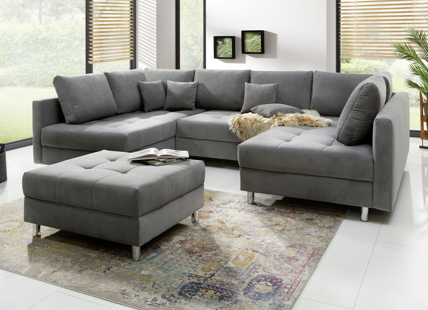 Polstermöbel mit Hocker und Kissen