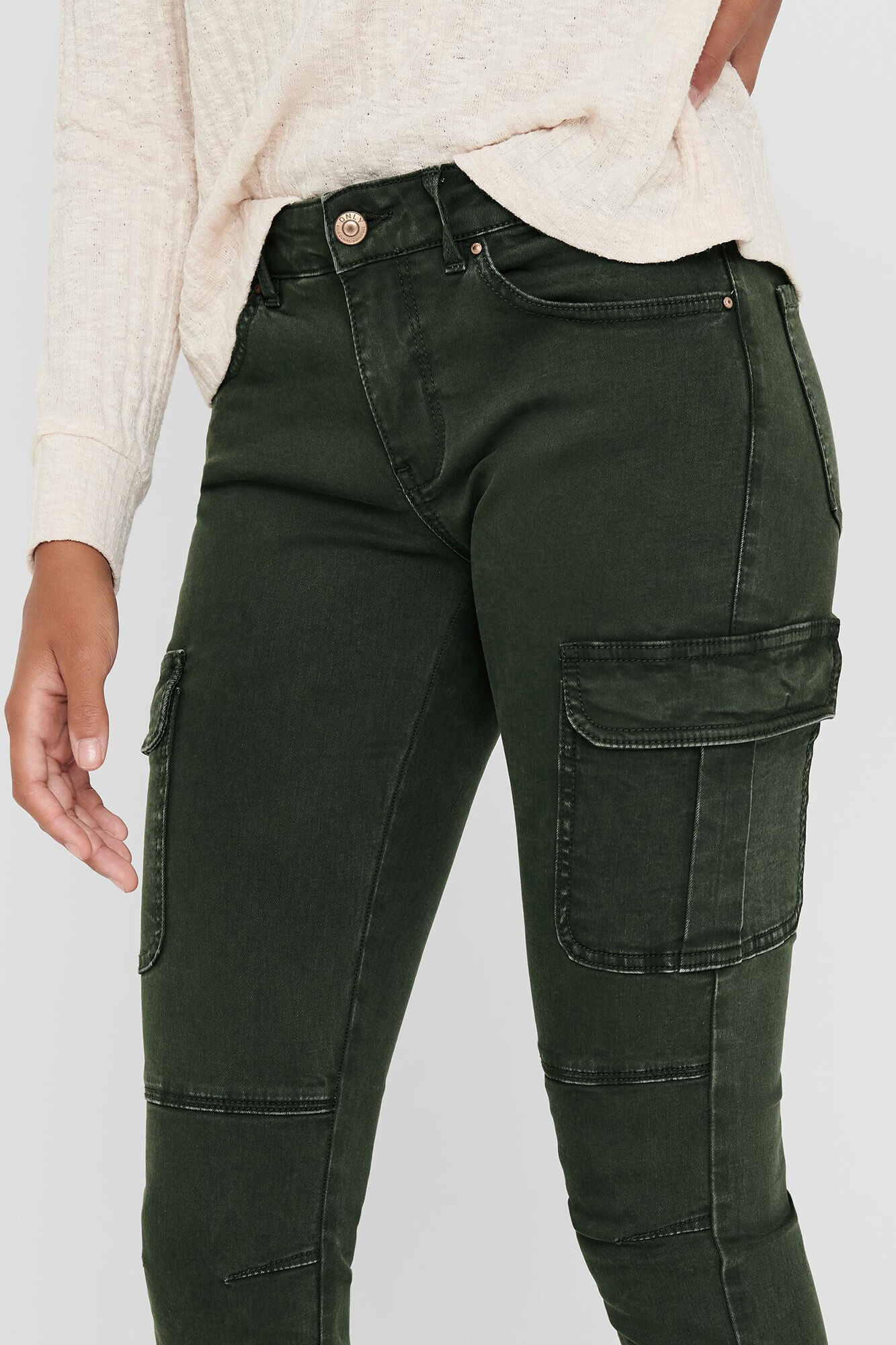 Calça jeans cargo skinny com bolsos laterais