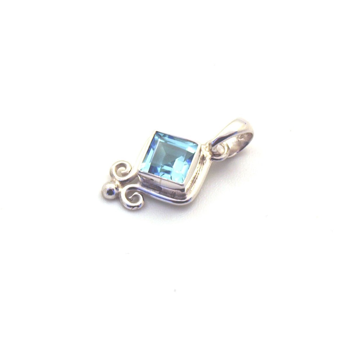 Pendentif en argent et topaze bleu facetté