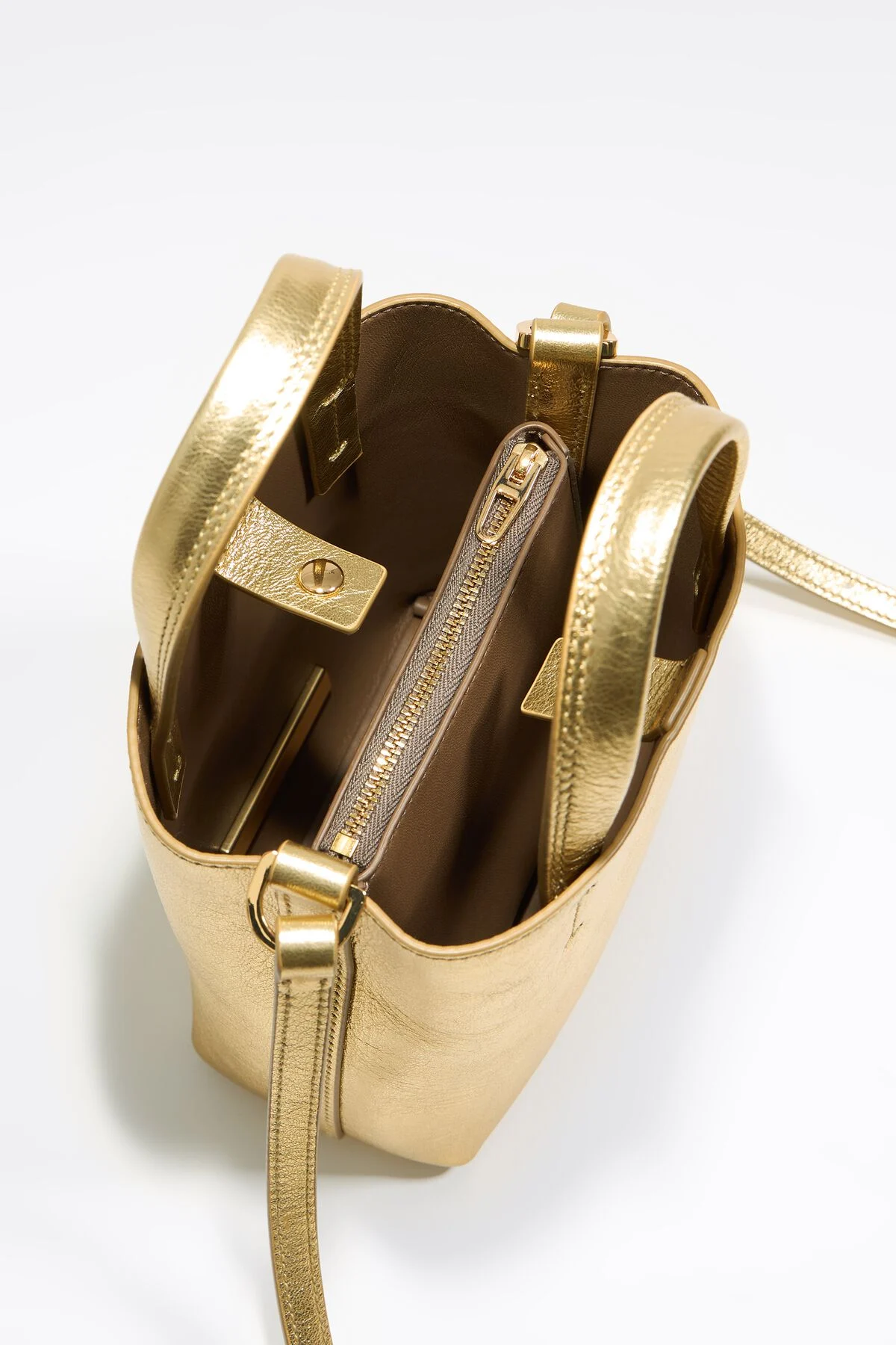 Bolsa mini de couro com estampa de Chihuahua na cor dourada.