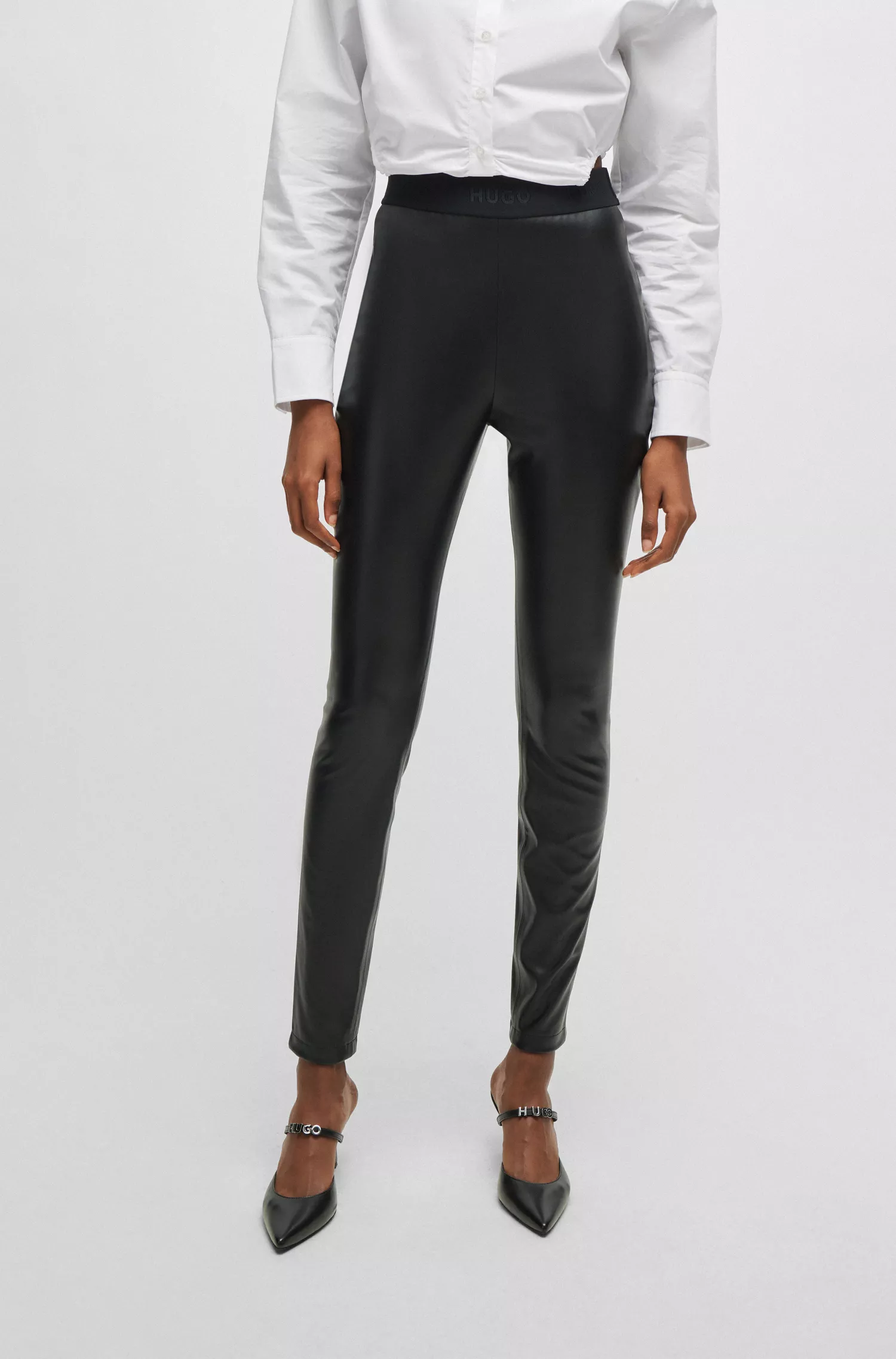 Calças HUGO vermelhas, extra slim fit, em couro sintético.