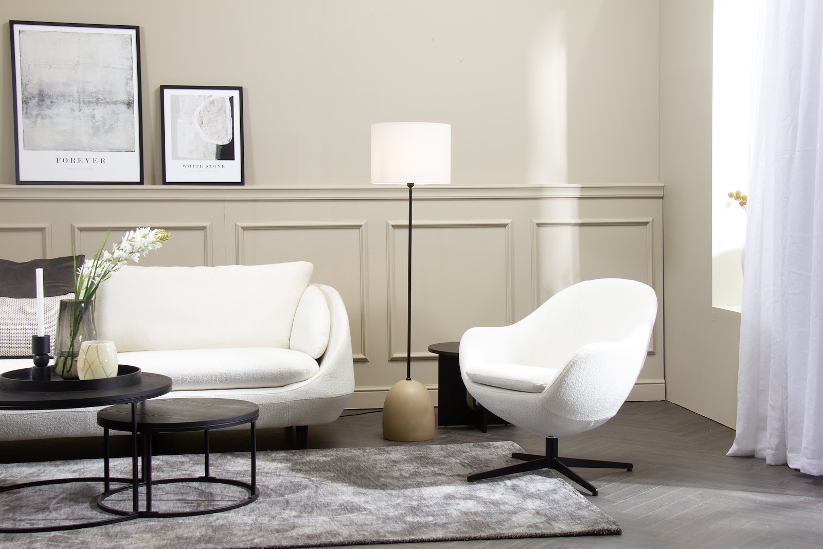 Ross sofa 3,5-seter 3,5 seter i tekstil Alfa 101 Ivory og sortlakkert ben 376