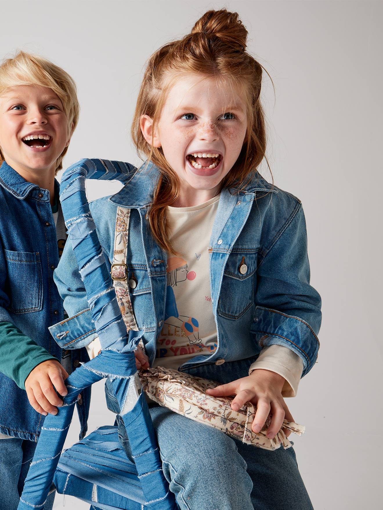 Jaqueta jeans com detalhe de flor 