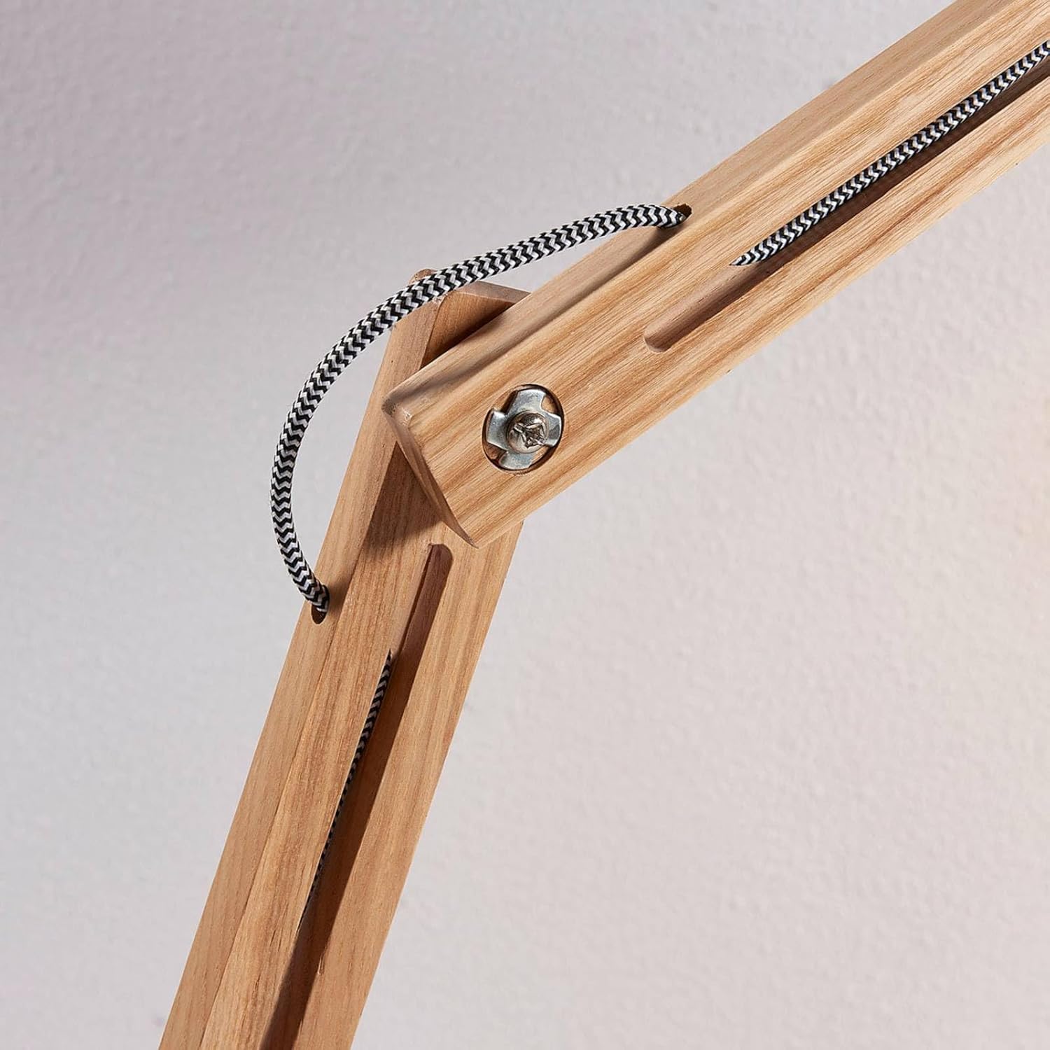 Lindby Lampenwelt Stehlampe skandinavisch Holz Metall weiß, Standleuchte Leselampe-Stehlampe für Wohnzimmer Esszimmer Schlafzimmer