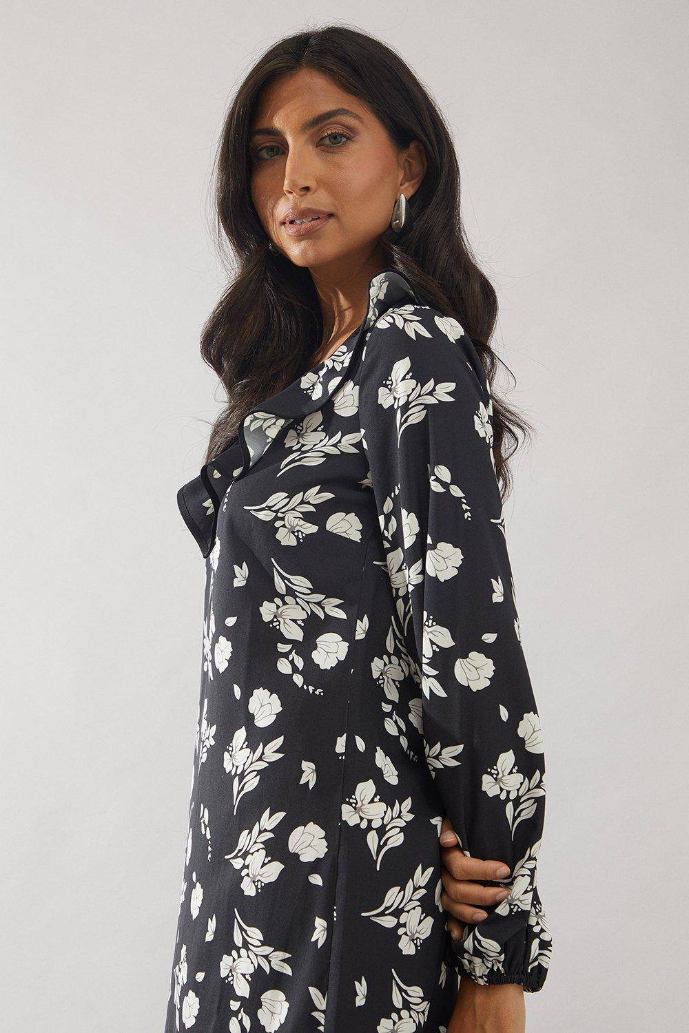 Wallis Robe Droite à Volants Contrastés Motif Floral Mono