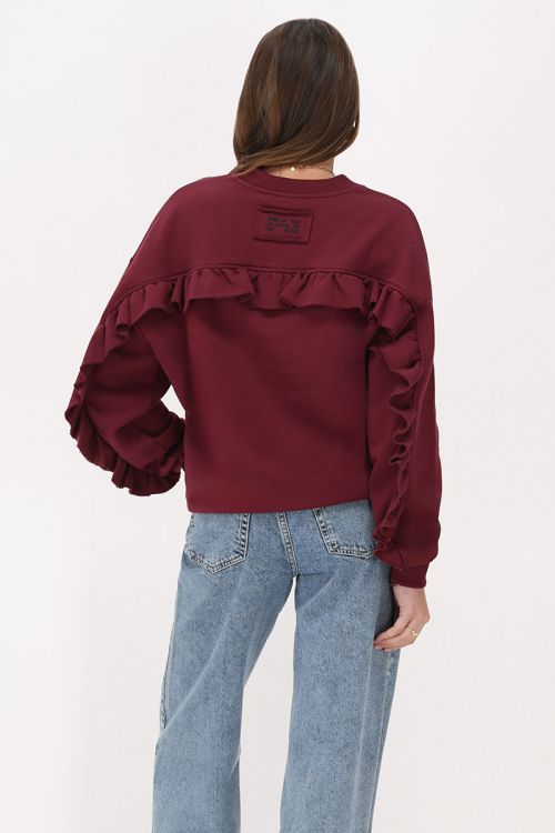 Donkerrode sweater met ruffle en patch