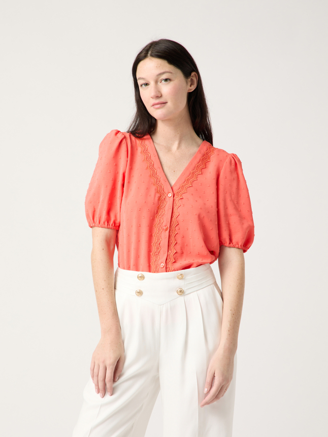 Top plumetis et dentelle col v
