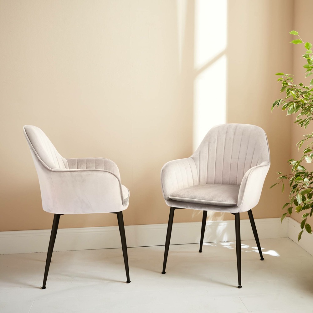 Lot de 2 fauteuils en velours blanc cassé et pieds en métal noir. Shella l 57 x p 59 x h 84.5