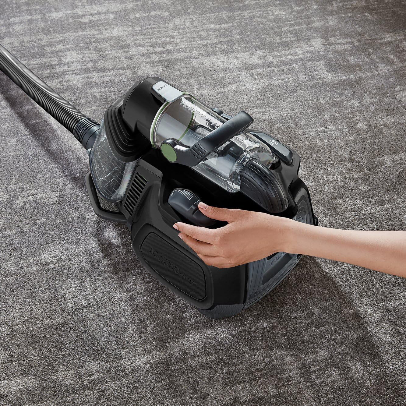 AEG LX7-2-ÖKOX Staubsauger ohne Beutel (55% Recyclingmaterial, inkl. Zusatzdüsen, 750 Watt, 9 m Aktionsradius, 1,4 l Staubbehälter, ergonomischer Handgriff, waschbarer Hygiene Filter, schwarz/grün)