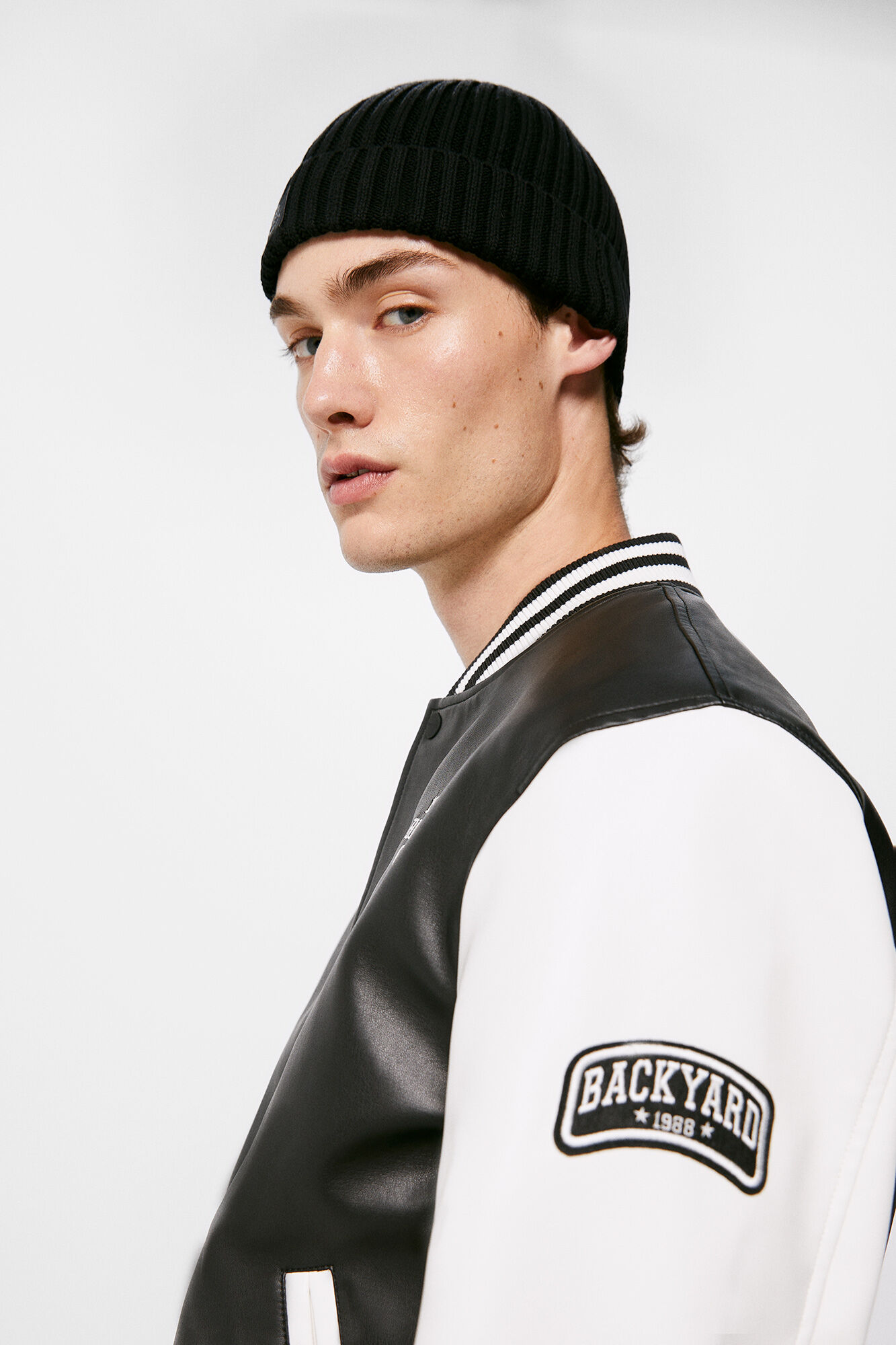 Jaqueta bomber estilo universitário com efeito de couro