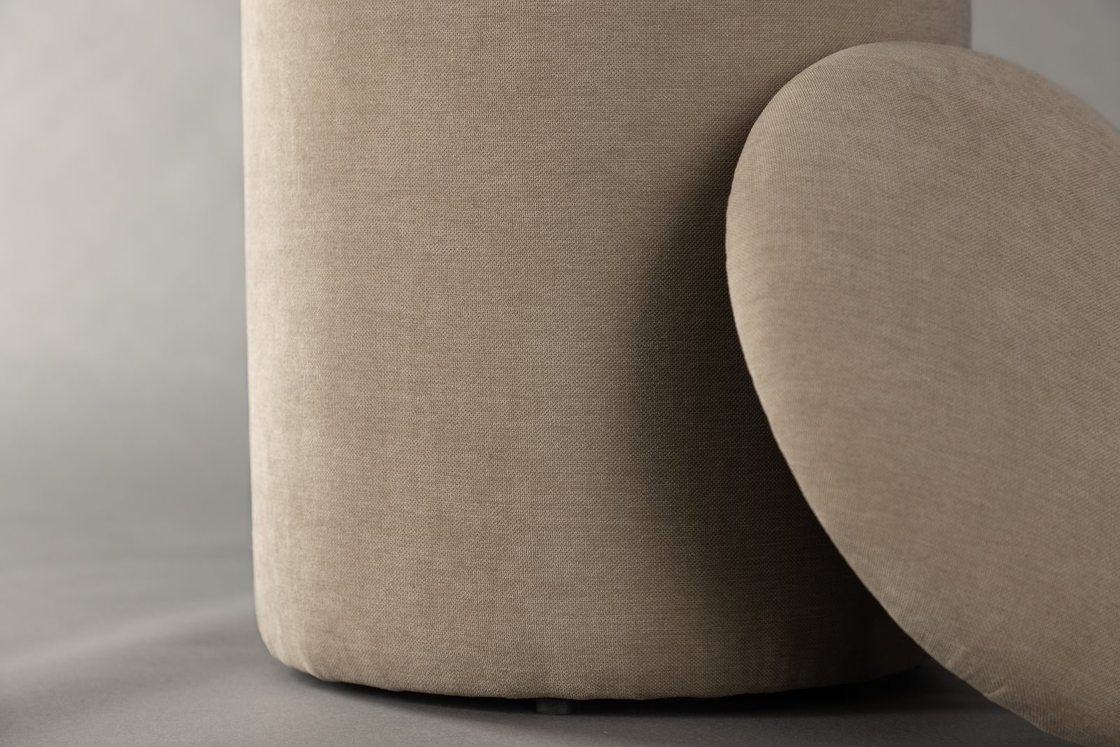 Limpen pall Ø32cm. Tekstil Beige. Med oppbevaring.