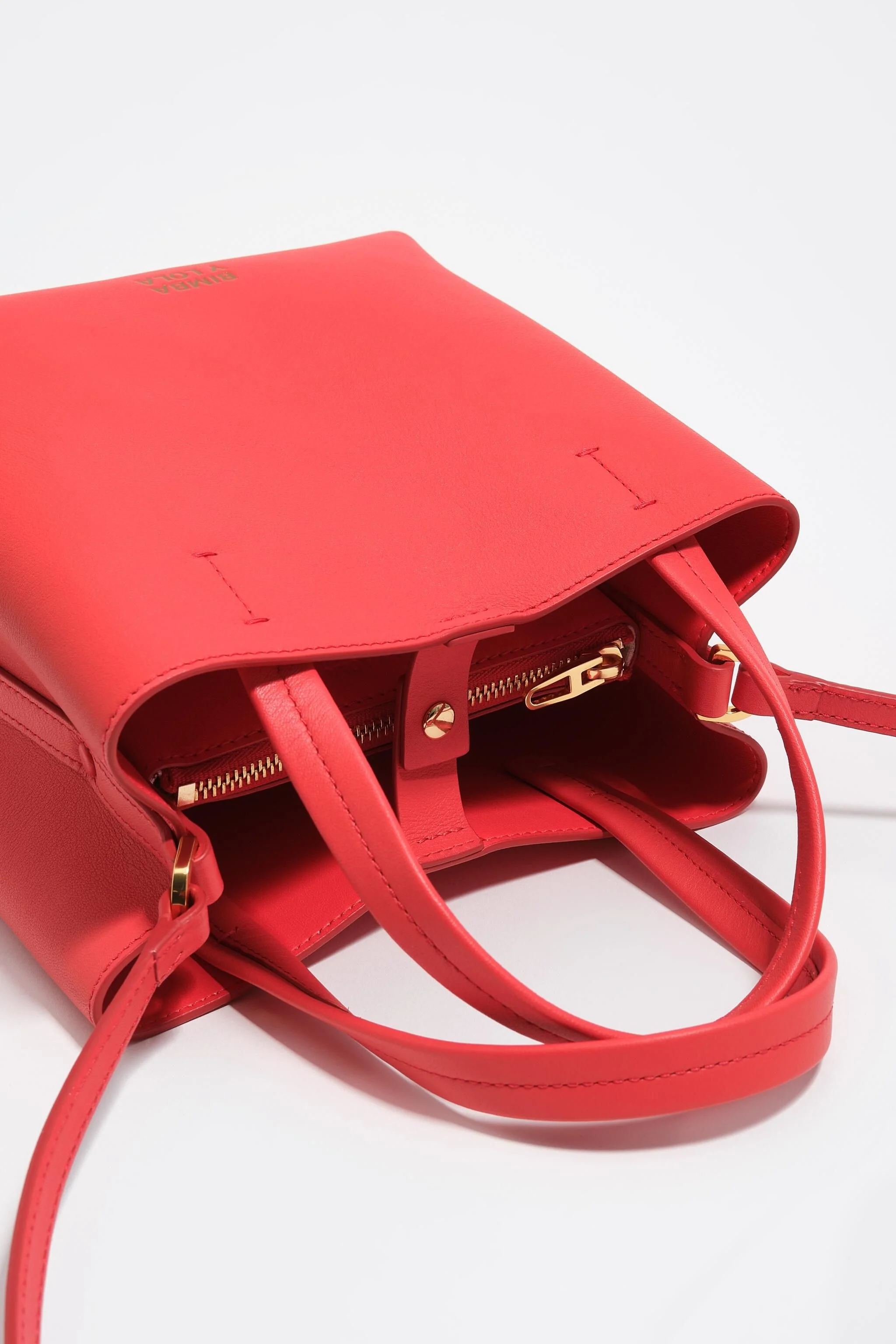 Bolsa pequena de couro vermelho intenso com estampa de Chihuahua.