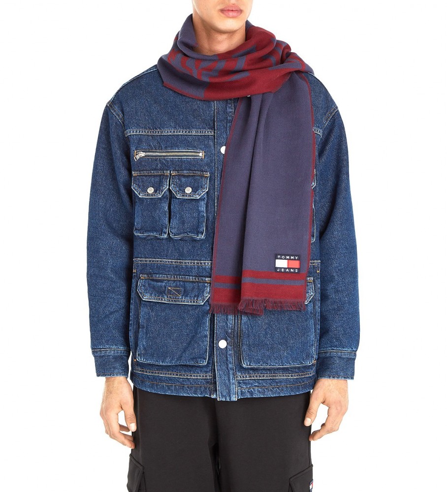 Cachecol Tommy Jeans Heritage Oversized nas cores bordô e azul marinho.