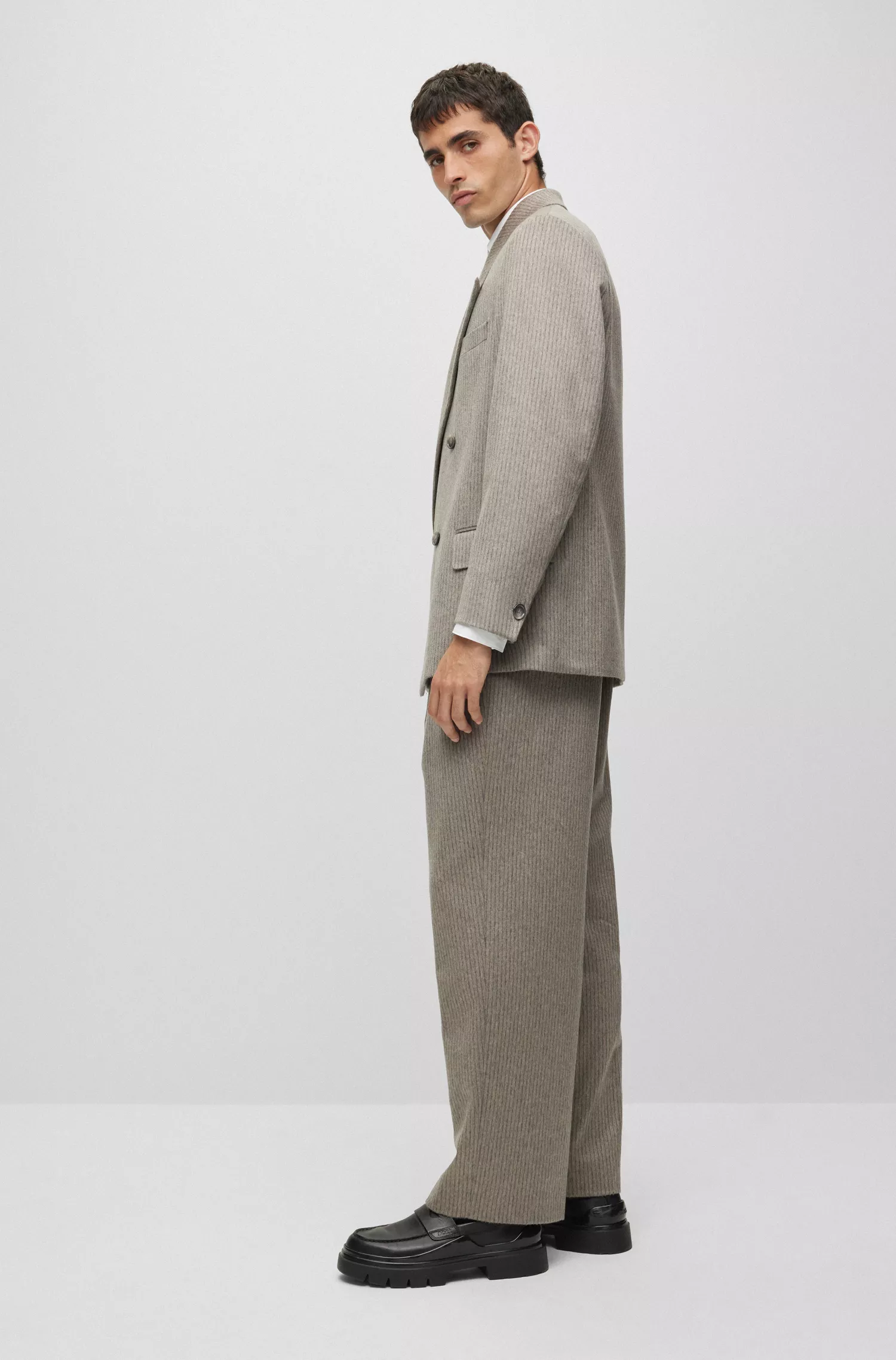 Terno BOSS preto de cashmere puro com abotoamento duplo e estampa listrada.