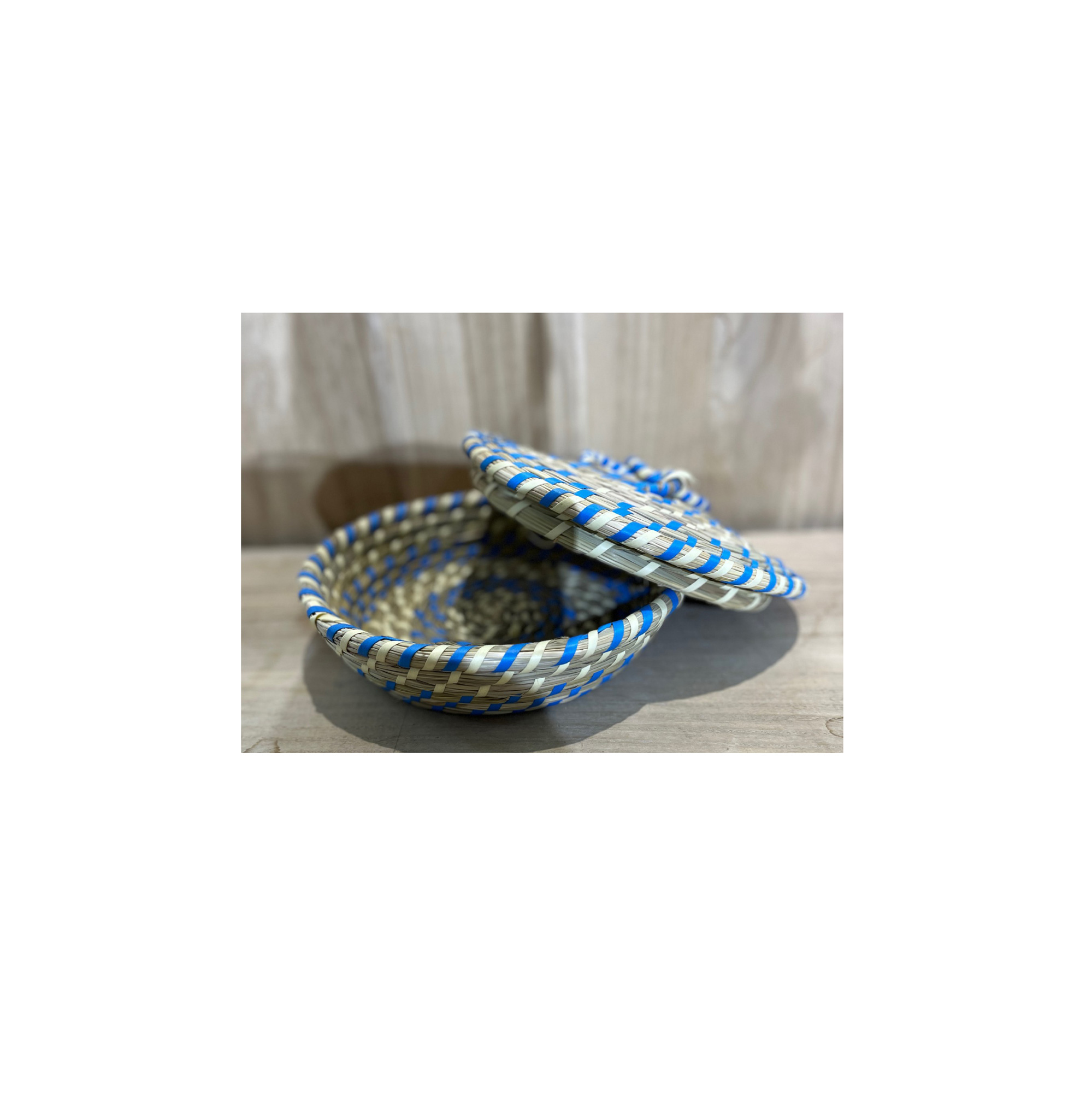 Korb 'Leon' mit Deckel, natur, blau-weiß, Ø 25 cm, H 8 cm von fischer's lagerhaus