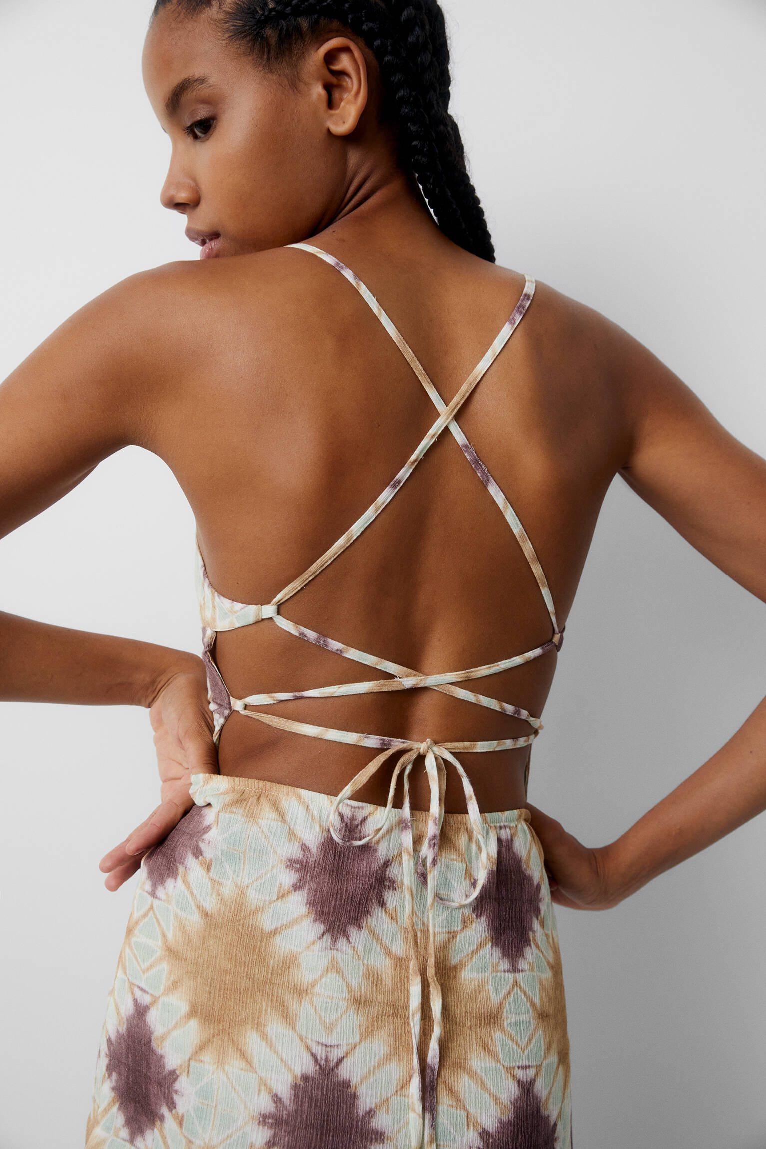 VESTIDO CURTO ESTAMPADO - MOSTARDA