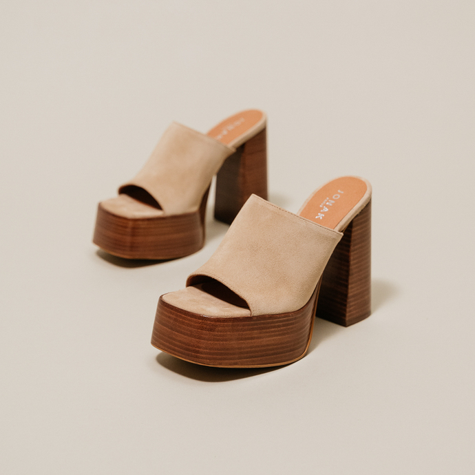 Mules à talons et bouts ouverts  en croute beige