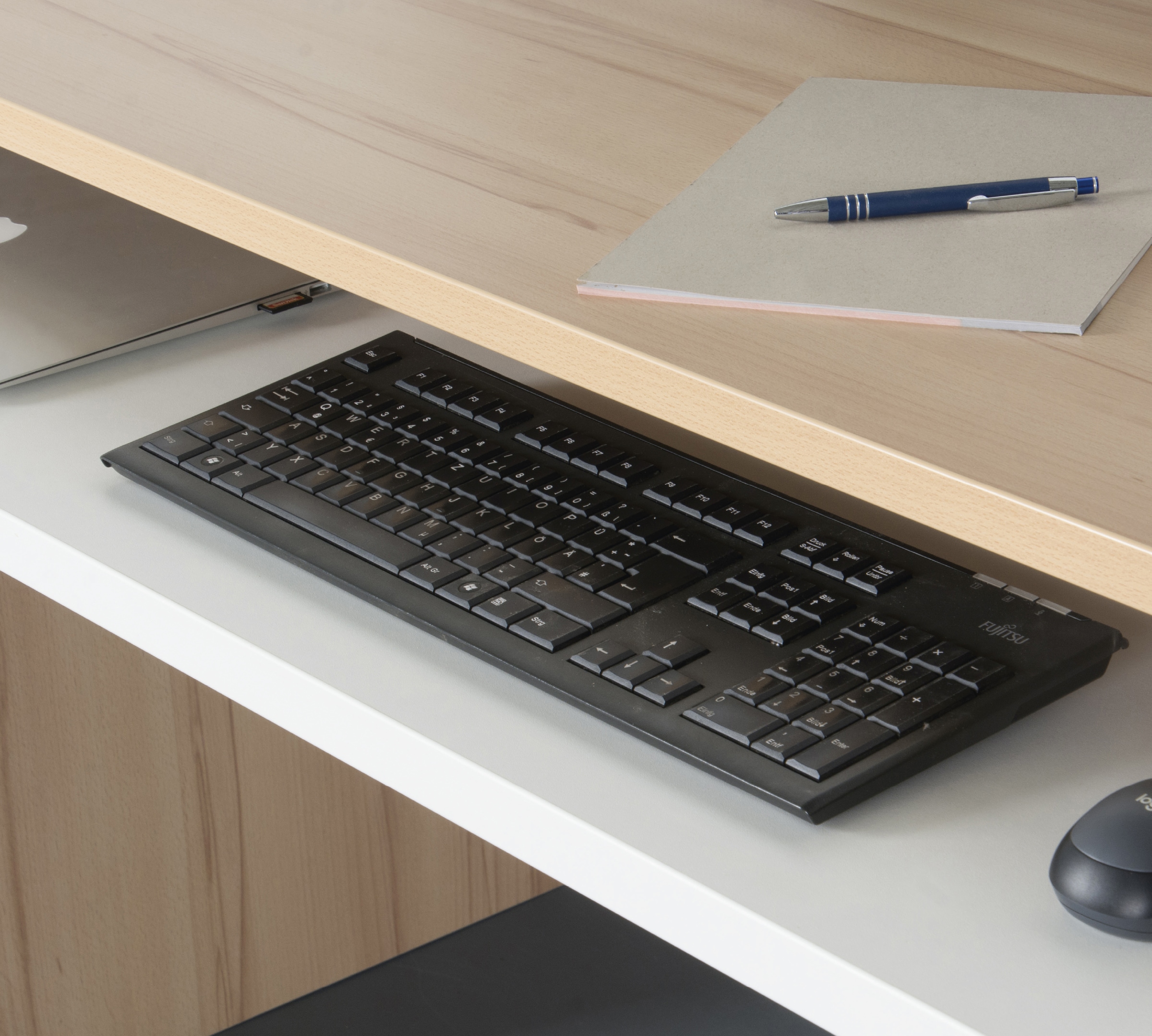 VOGL Möbelfabrik Schreibtisch »Barrie mit 2-farbigem Tastaturauszug« in 2 Breiten, 2,5 cm Tischplattenstärke, Made in Germany