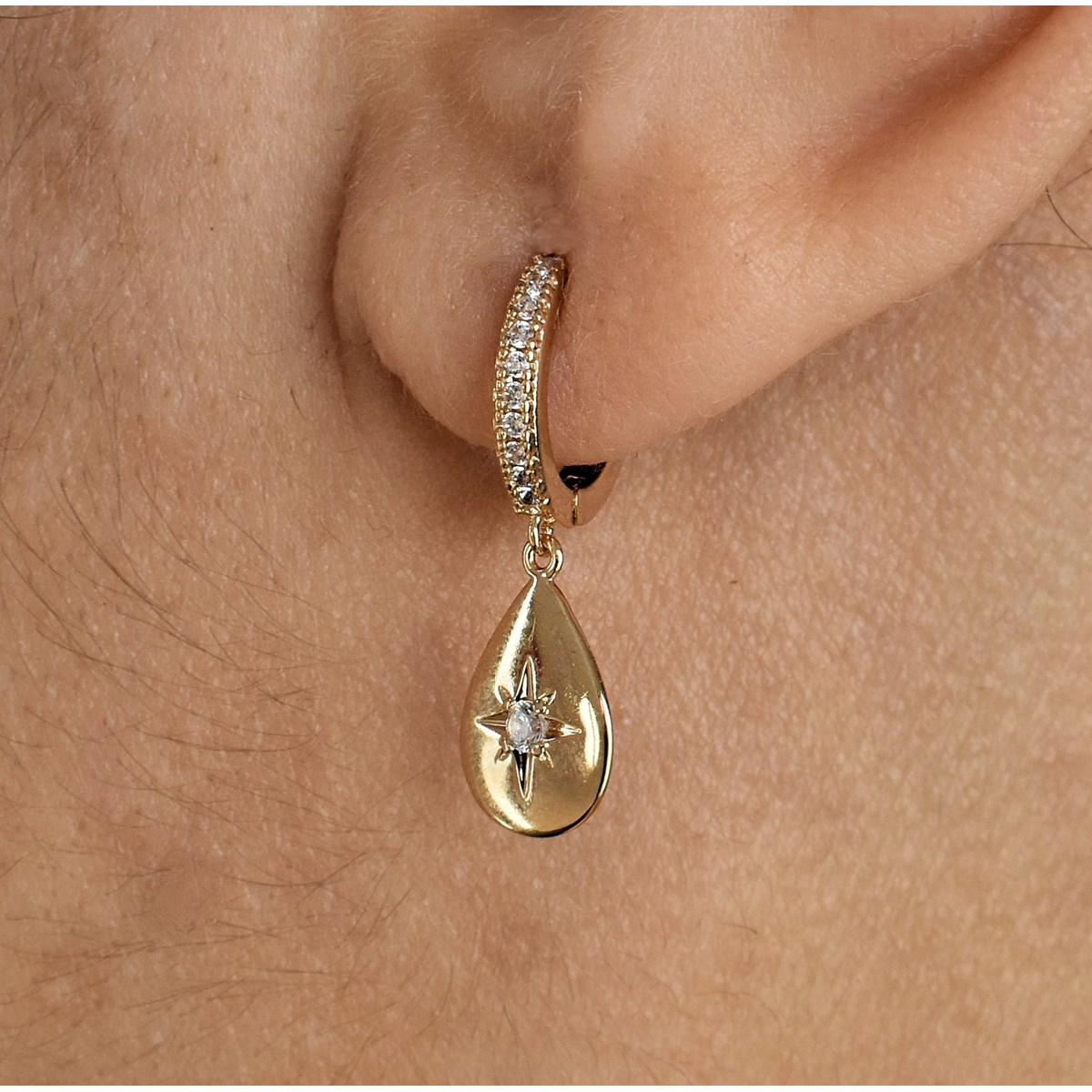 Boucles d'oreilles Mini Créoles goutte étoile pendante sertie d'oxydes de zirconium Plaqué or 750 3 microns