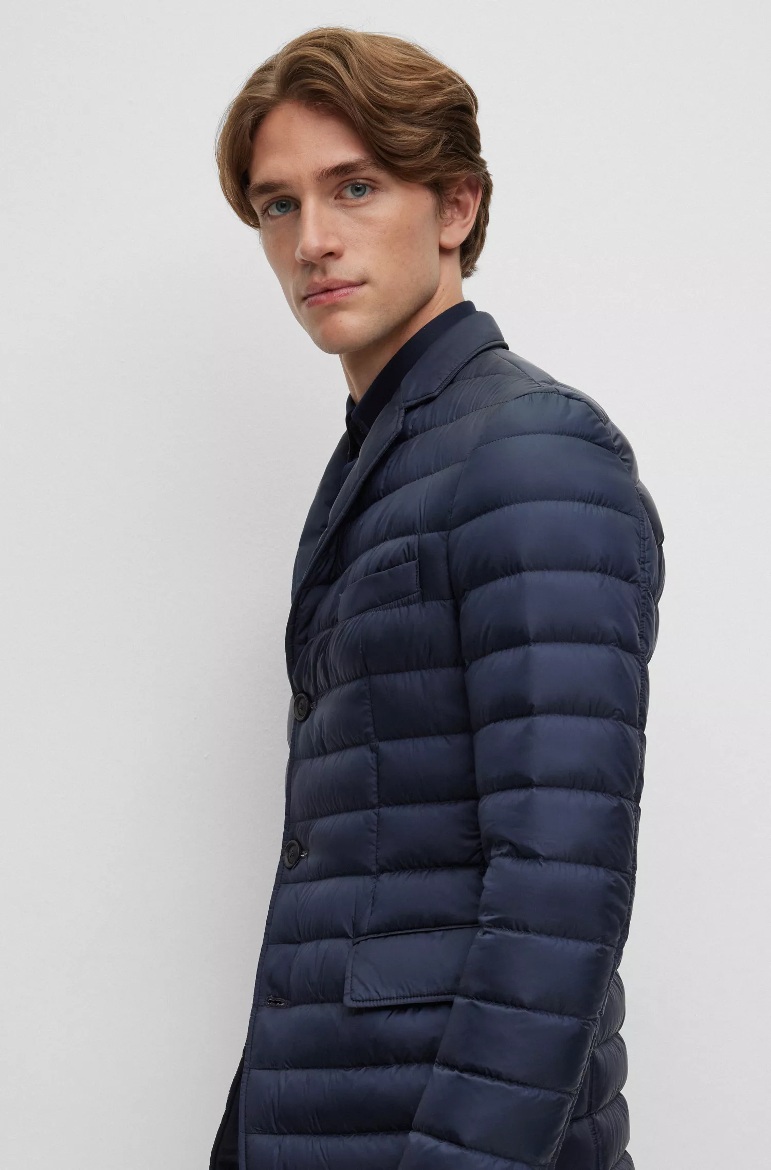 Jaqueta BOSS preta, corte slim, com enchimento de plumas.