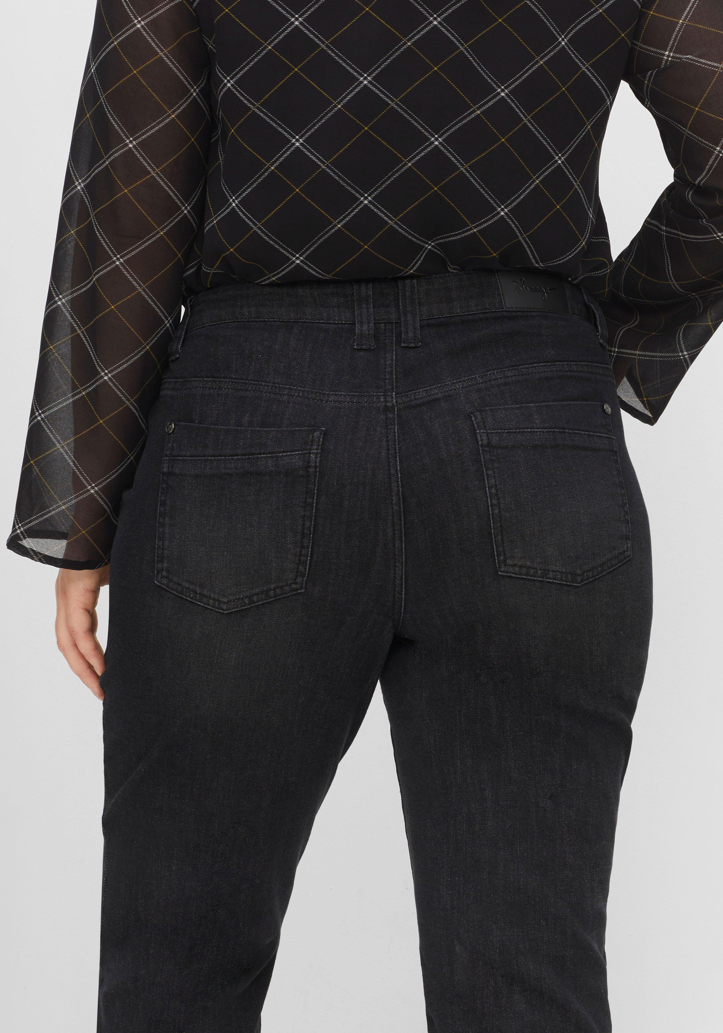 Gerade 7/8-Jeans mit Cut-out und Fransen am Saum