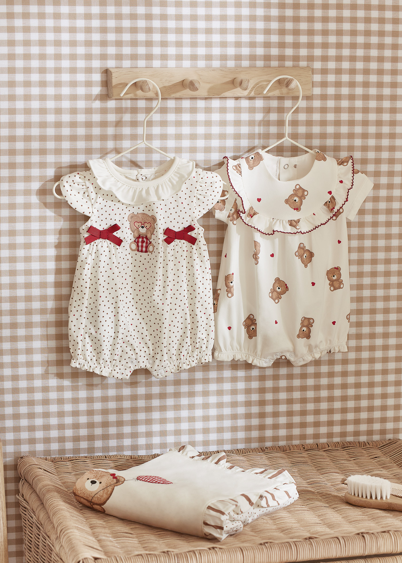 Conjunto de 2 pijamas curtos de algodão sustentável para recém-nascidos.