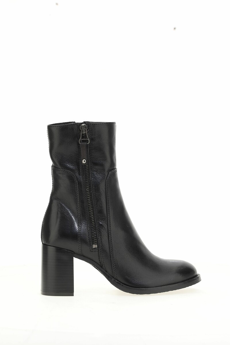 MJUS<br>Botas de cano curto em couro ultramacio
