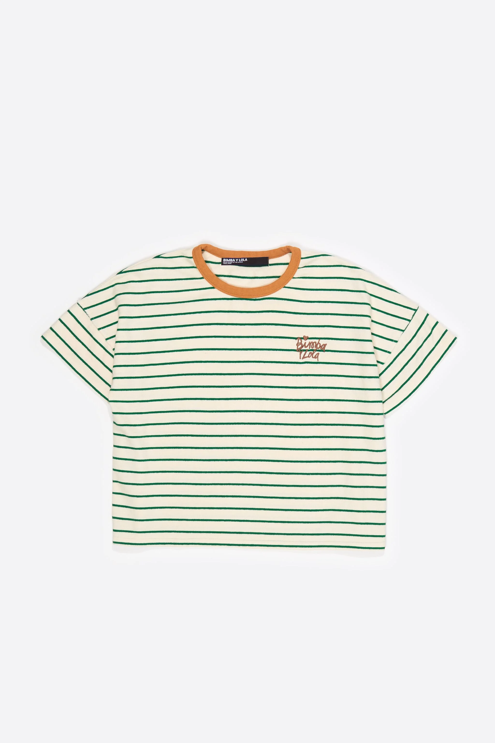 Camiseta com detalhes contrastantes em listras verdes