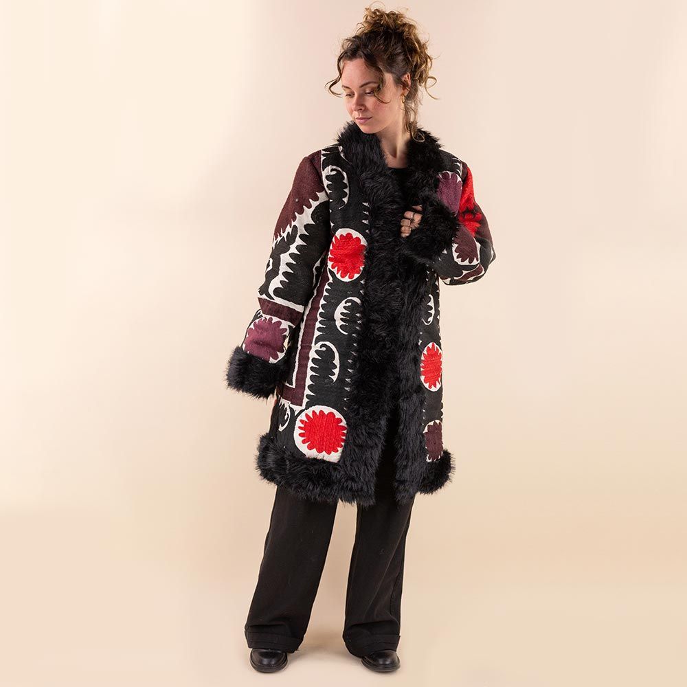 Afghan coat Sharifa zwart rood suzani