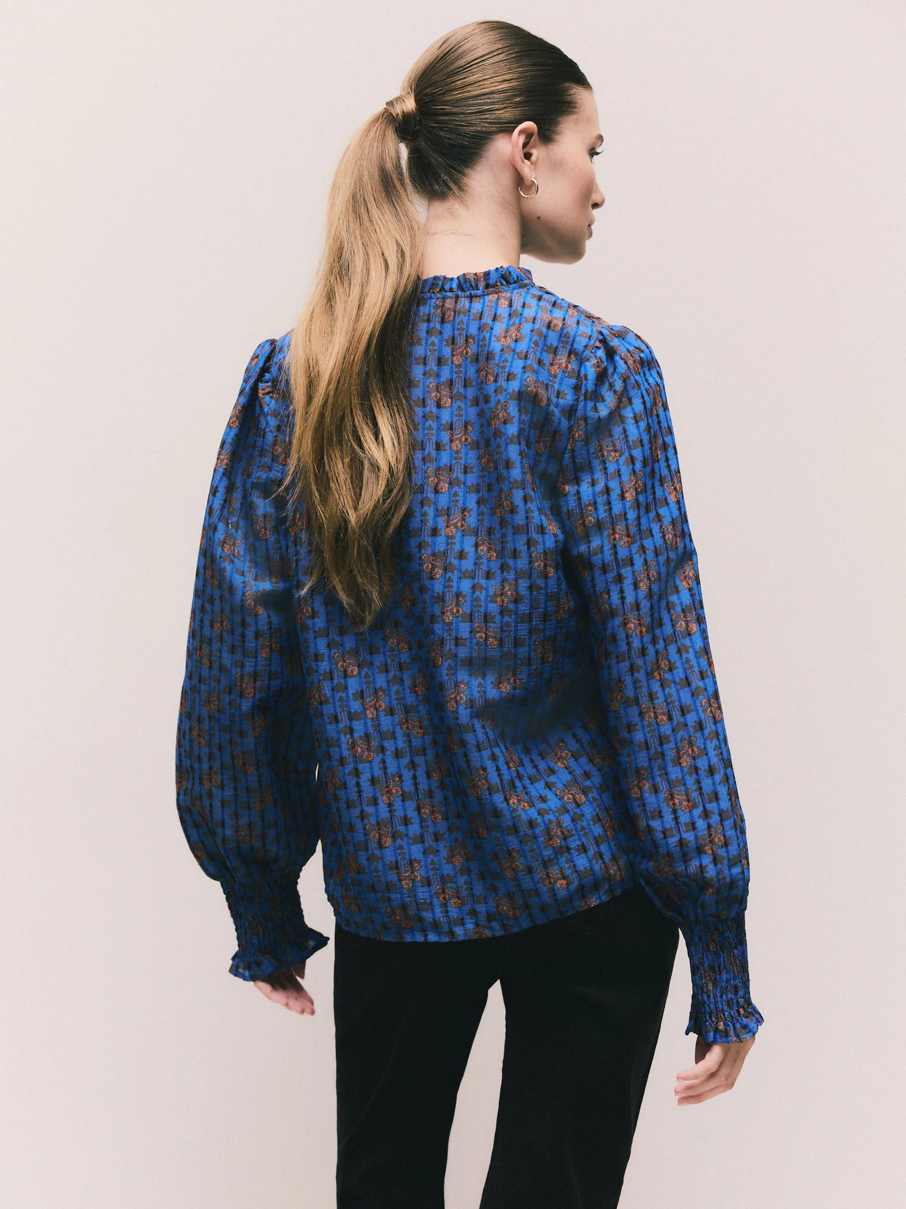 Zwart bloemenprint - Chenille blouse met ladderinzet en lange mouwen