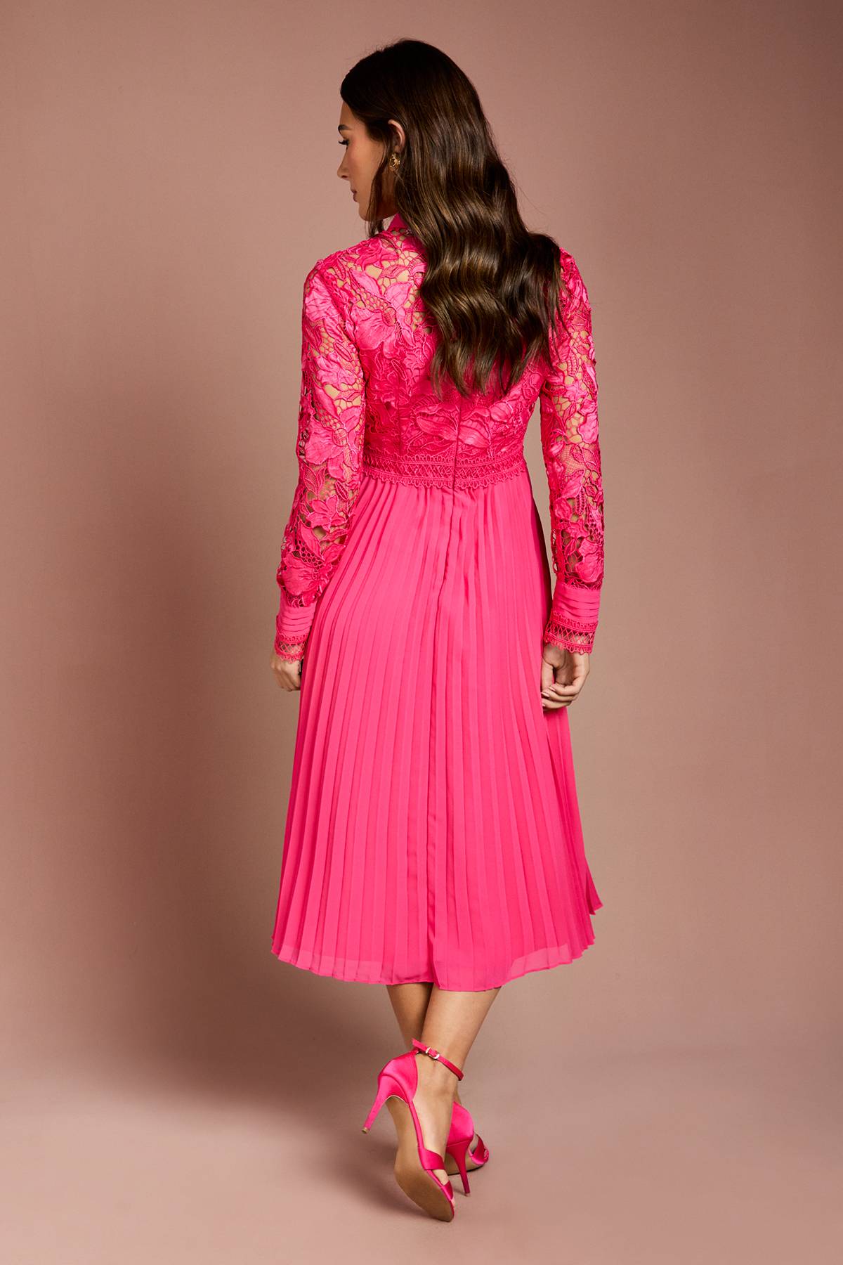 Coast Robe Chemise Mi-Longue à Manches Longues avec Dentelle et Plis