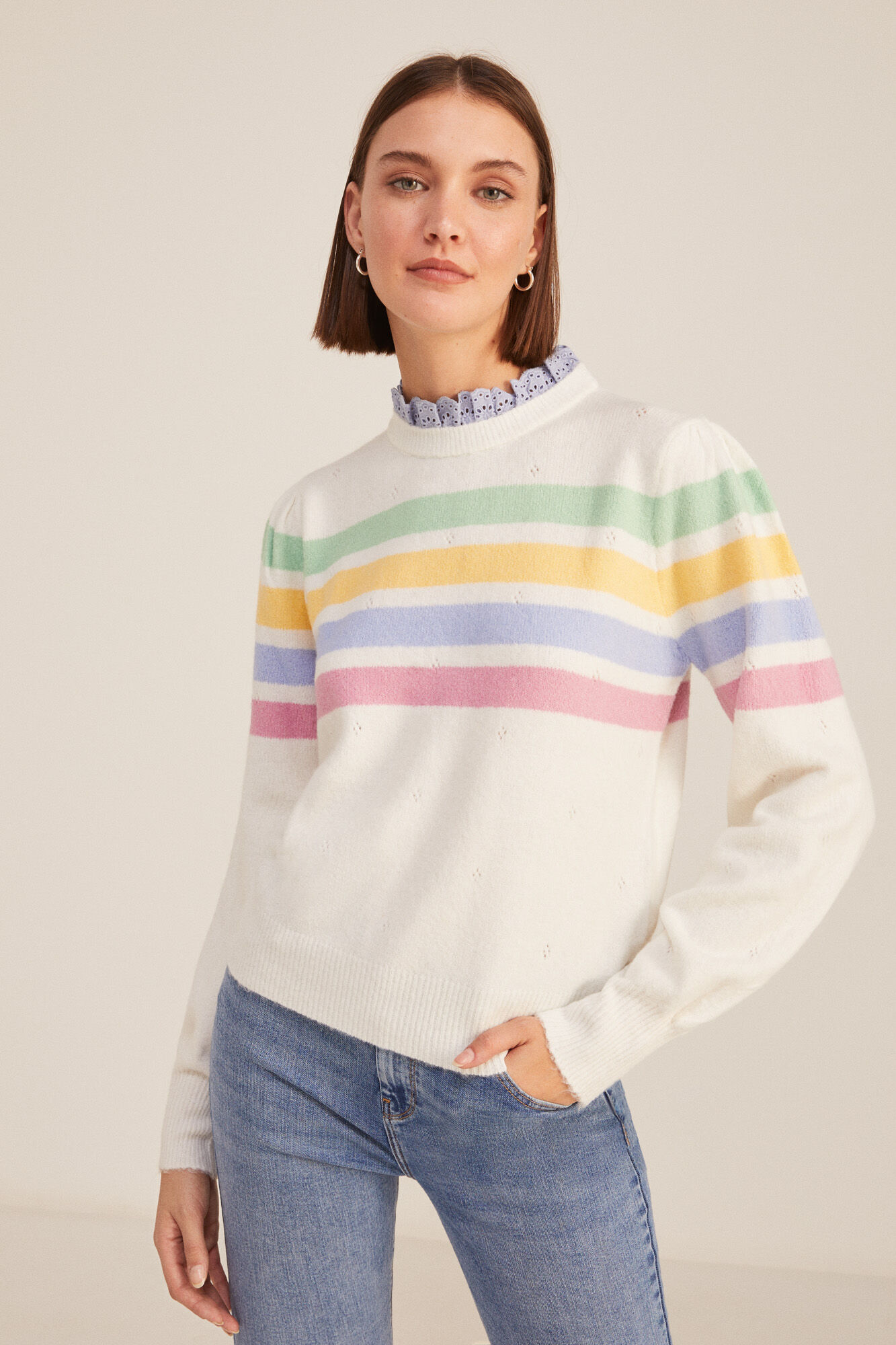 Suéter listrado com gola de camisa - Bege