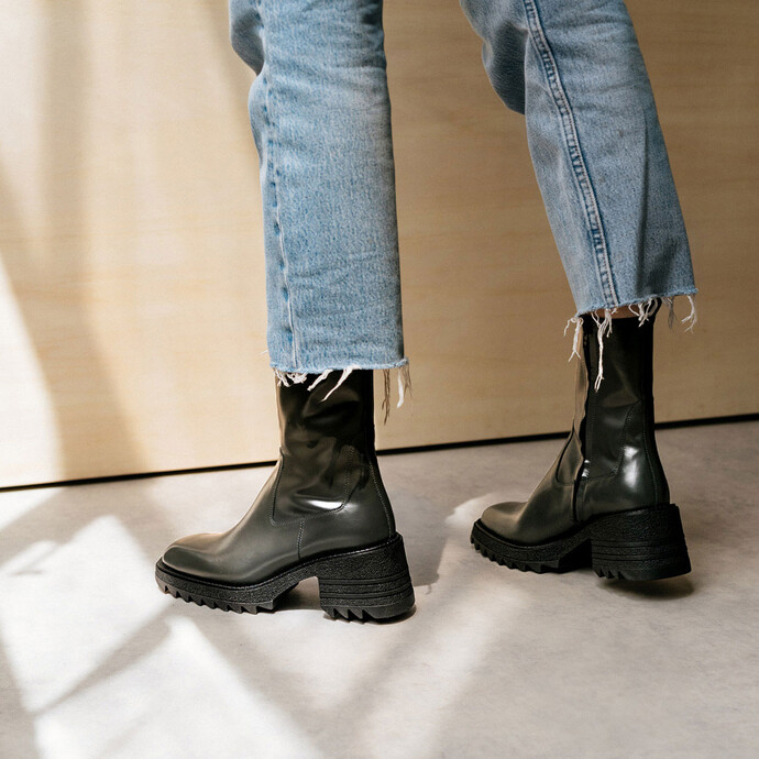 Boots à talons et semelles crantées  en cuir glacé anthracite