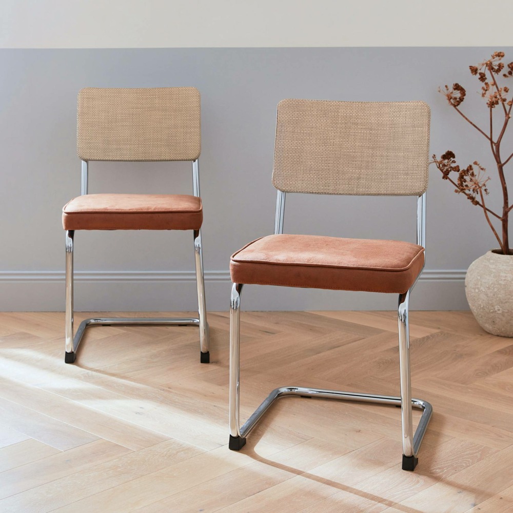 2 chaises cantilever - maja - tissu marron clair et résine effet rotin. 46 x 54.5 x 84.5cm