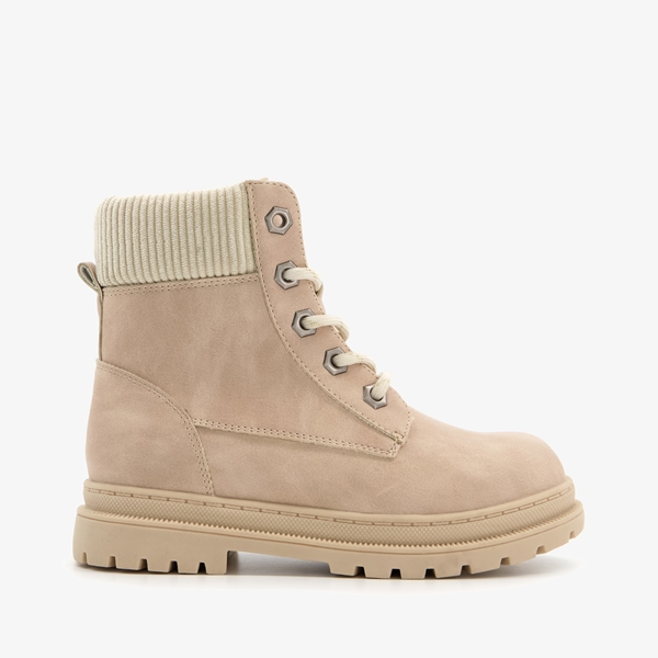Blue Box gevoerde meisjes veterboots