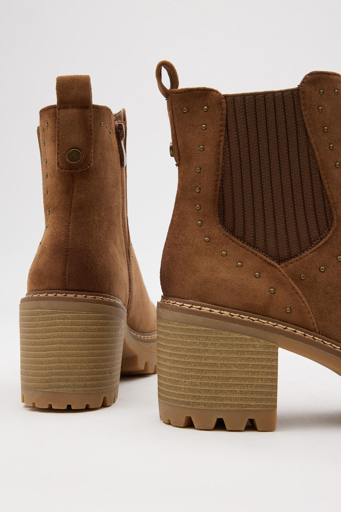 Bota de cano curto elástica com tachas T/8 cm P