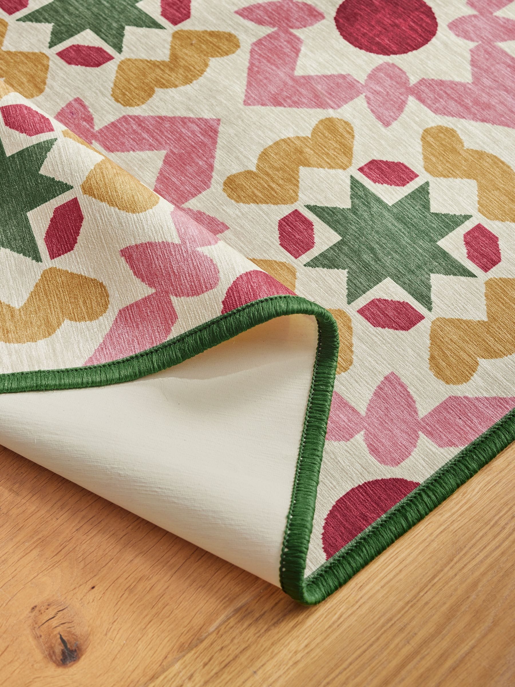Wasbare loper met geometrische tegelprint