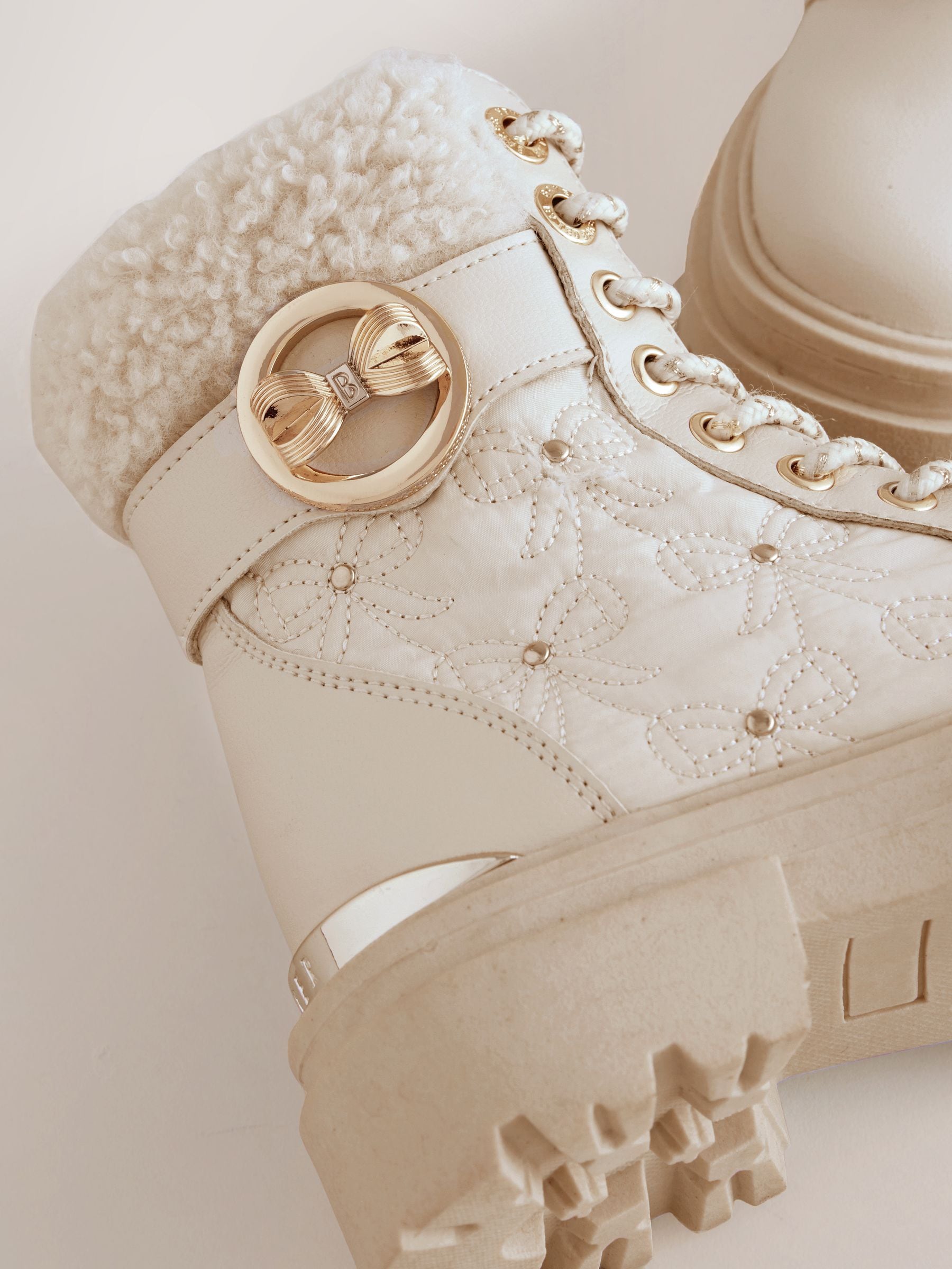 Gebroken wit - Baker by Ted Baker - Stoere veterlaarzen met reliëf voor meisjes