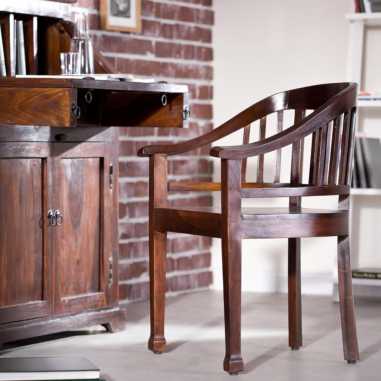BUTLERS antiker Holzstuhl aus edlem Akazien- und Mangoholz | Stühle für Esszimmer | Armlehnstuhl für Wohnzimmer in Dunkelbraun