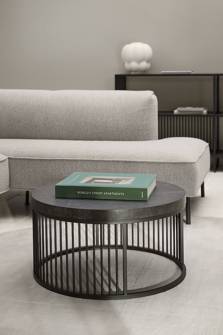 Strington sofabord Ø65cm. Sort marmorprint med sort trådunderstell.