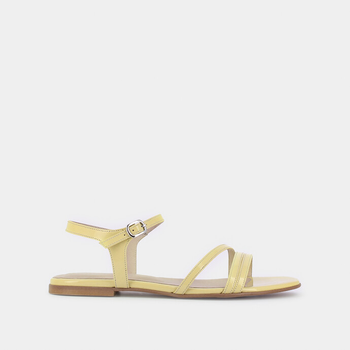 SANDALES À FINES LANIÈRES  En cuir vernis jaune