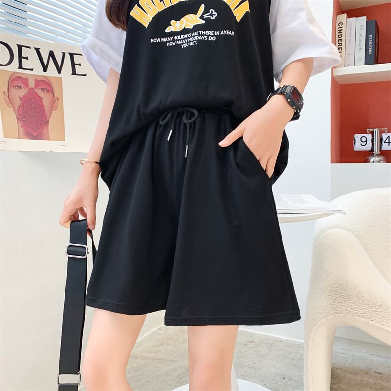 Honey River - Set: T-shirt met ronde hals, elleboogmouwen en letters + shorts