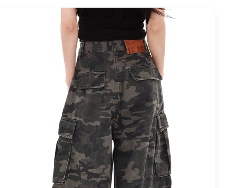 AXEN - Camo Print Washed Capri Cargo Jeans met wijde pijpen en middelhoge taille
