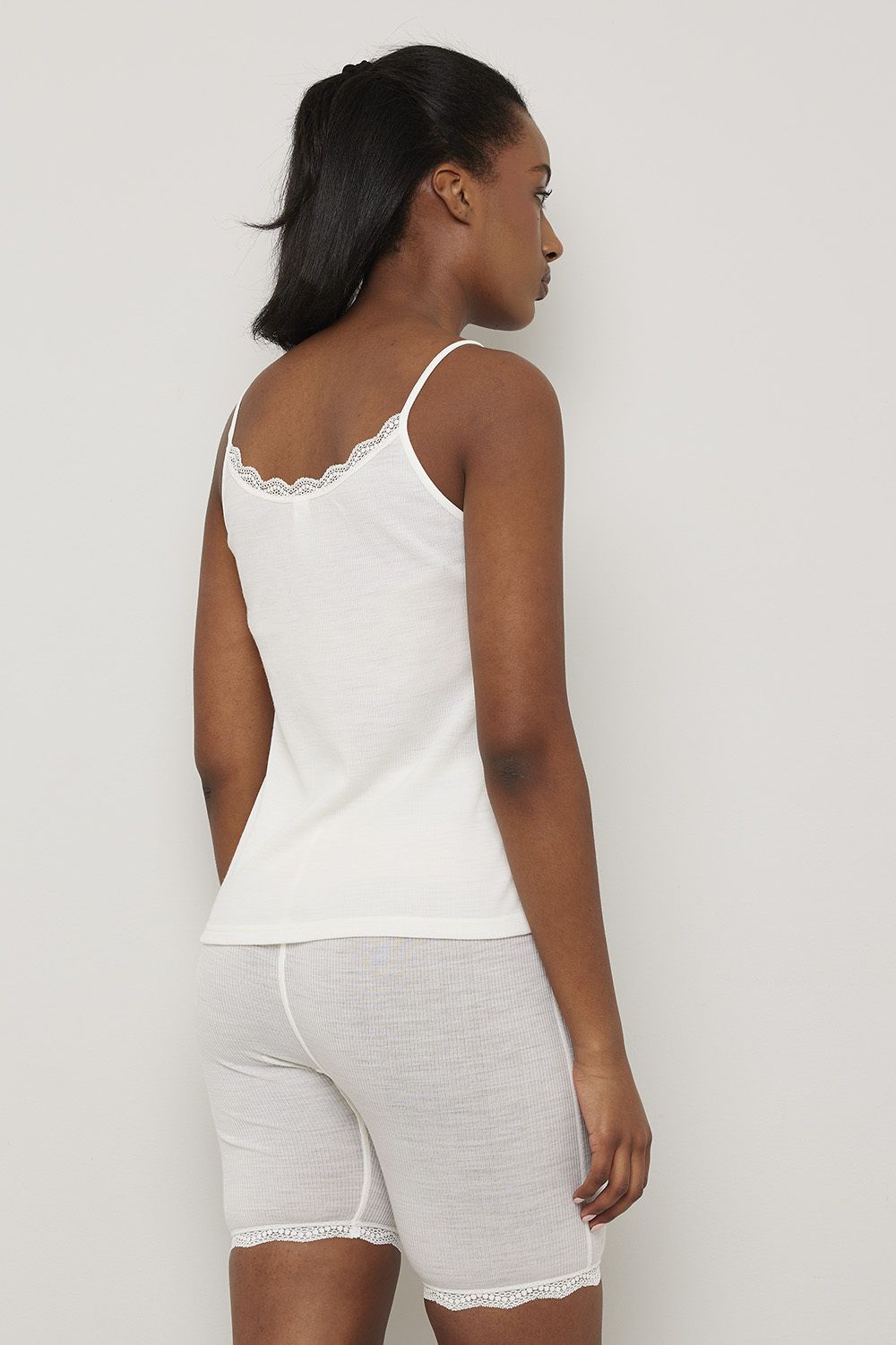 Flora Singlet i merinoull med blondekant