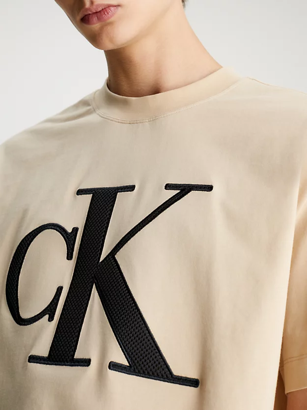 Camiseta com monograma e modelagem relaxada