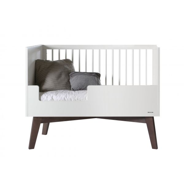 Kidsmill Sixties Babybed Wit Mat / Walnoot 70 x 140 cm